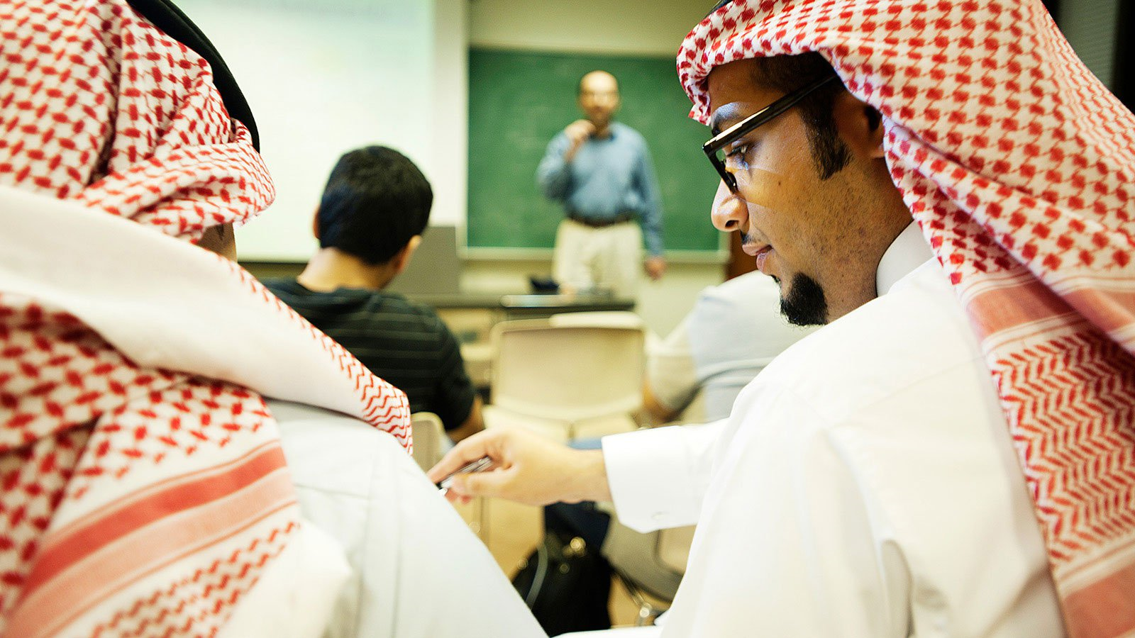 Саудовская аравия перевод. Saudi Vision 2030. Саудовская Аравия образование. Университет в Саудии. Студенты в ОАЭ.